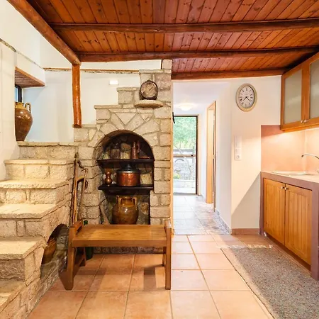 Olive Garden Stone House Near The Holiday home