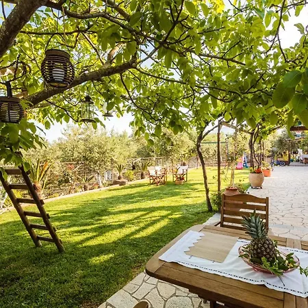 Olive Garden Stone House Near The Petalídhion