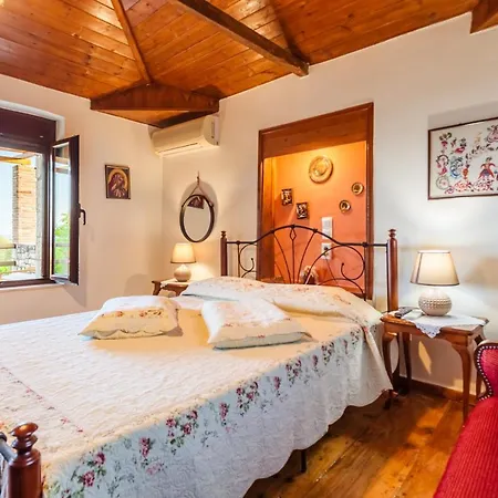 Olive Garden Stone House Near The * Petalídhion