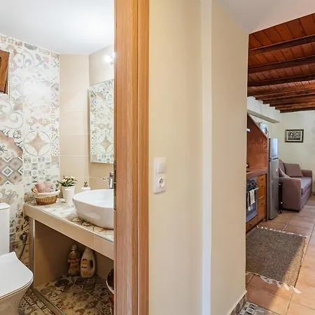 Olive Garden Stone House Near The Petalídhion