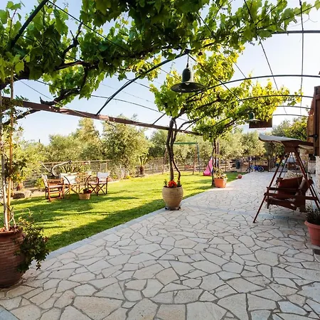 Olive Garden Stone House Near The * Petalídhion