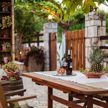 Olive Garden Stone House Near The Dom wakacyjny