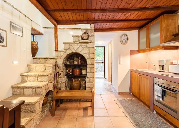 Olive Garden Stone House Near The Holiday home