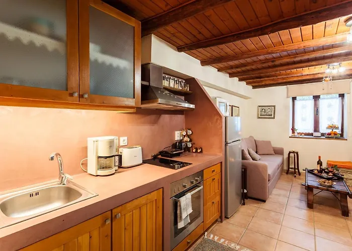 Olive Garden Stone House Near The Holiday home *