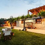 Olive Garden Stone House Near The بيت للعطل Petalídhion