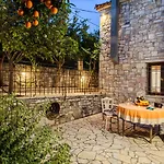 Olive Garden Stone House Near The Petalídhion